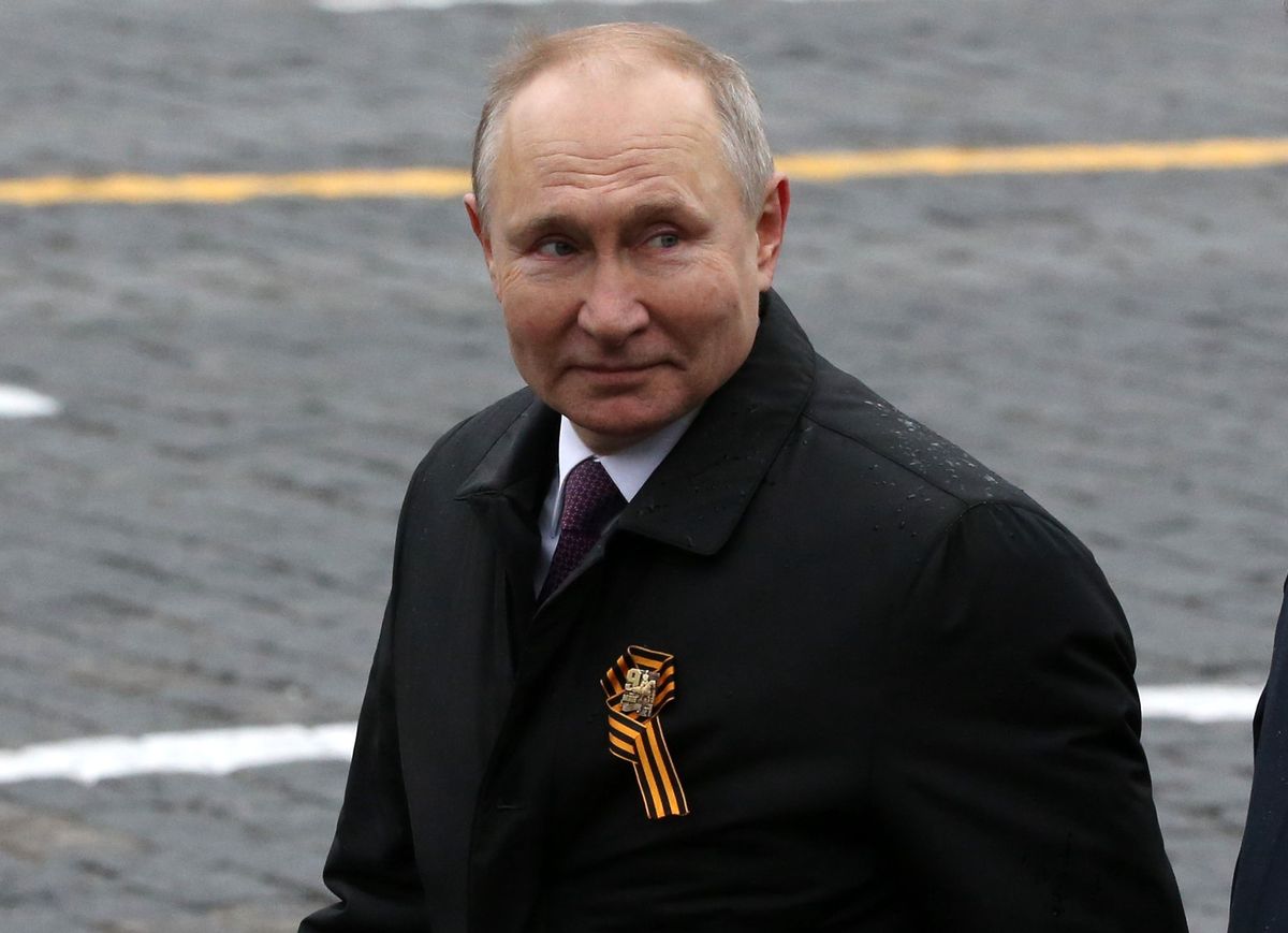 Co oznacza wstążka, którą nosi Władimir Putin? 