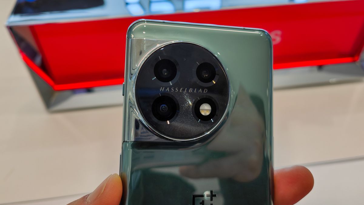 SHANGHAI, CHINA - JANUARY 6, 2023 - Customers experience the OnePlus 11 flagship mobile phone at an OPPO store in Shanghai, China, January 6, 2023. (Photo credit should read CFOTO/Future Publishing via Getty Images)