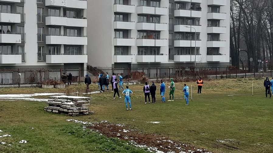 Facebook / Błękitni Stargard / Na zdjęciu: piłkarze Błękitnych Stargard dziękują kibicowi, który przyjechał do Krakowa i oglądał mecz zza płotu