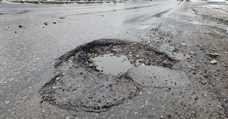 Przez długi czas był w miarę spokój i nagle dziury zaczęły pojawiać się jak grzyby po deszczu. Drogowcy mają pełne ręce roboty