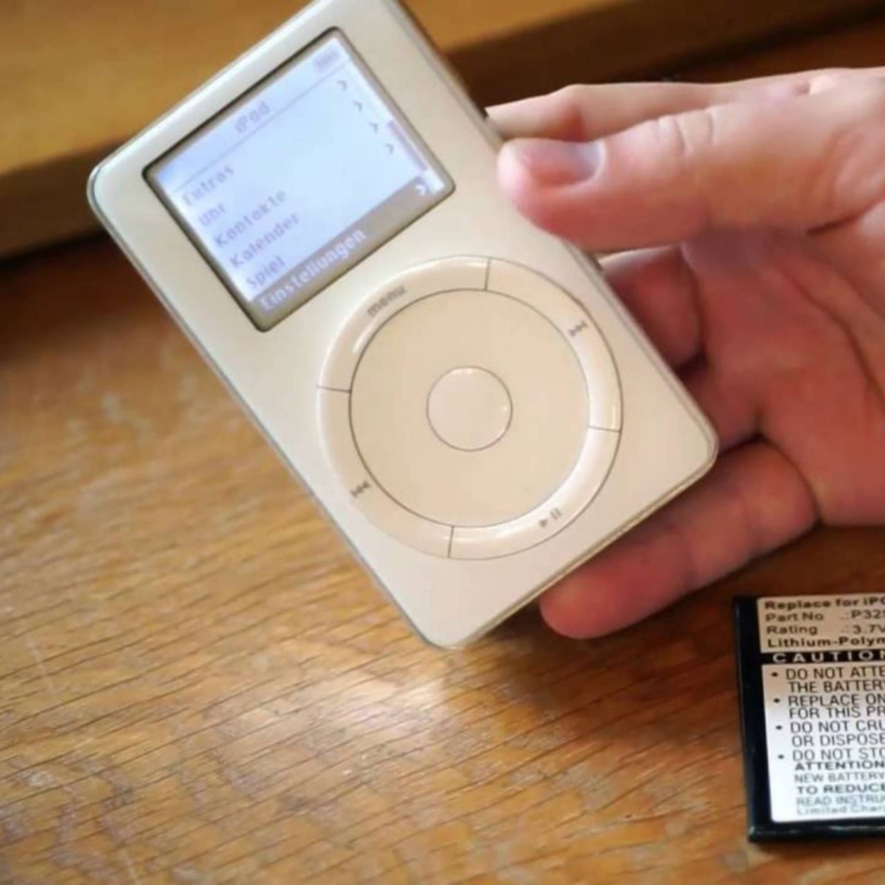 Apple iPod - pierwsza generacja modelu, znanego później jako Classic