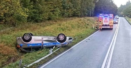 Dramat na DK16. Radiowóz wylądował na dachu