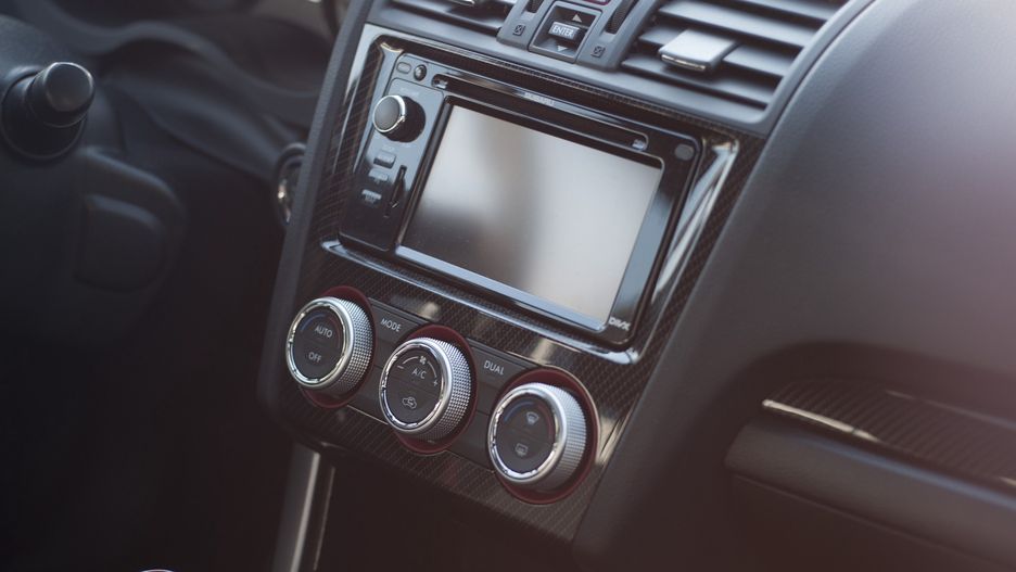 Radio z obsługą multimediów można zamontować nawet w starszym aucie