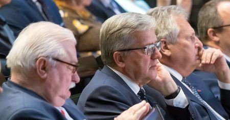 Koronawirus w Polsce. Aleksander Kwaśniewski apeluje do prezydenta Dudy ws. szczepionki