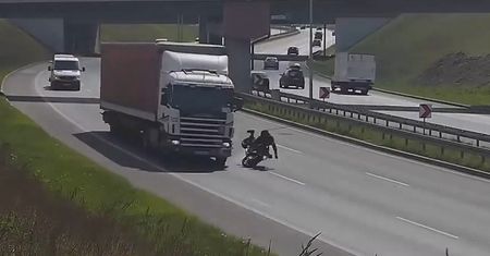 Motocyklista zaliczył wywrotkę. Tym razem miał szczęście