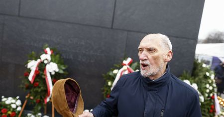 Macierewicz podstawił nogę aktywiście. Jest komentarz policji