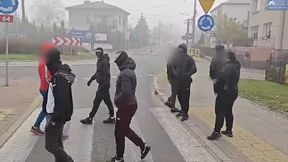 Sceny w Piątnicy. Zablokowali autokar z 7-letnimi dziećmi