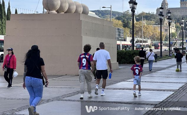 W Barcelonie nawet miejscowi dumnie chodzą w koszulkach "Lewego"