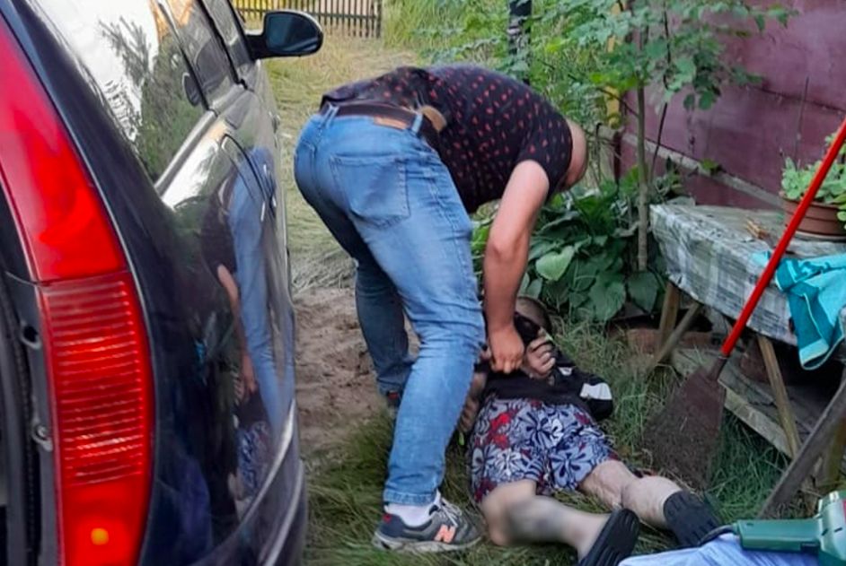 Warszawa. Policjanci z Mokotowa, poszukujący sprawców włamania i kradzieży w segmencie przy ulicy Wita Stwosza, zatrzymali podejrzanych w gminie Długosiodło 