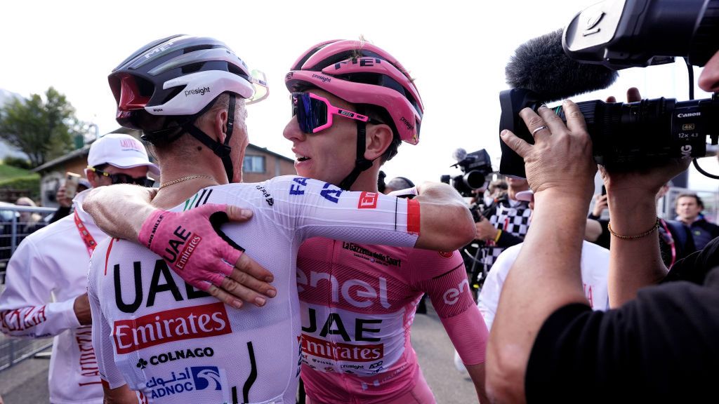 Getty Images / Fabio Ferrari - Pool / Na zdjęciu: Tadej Pogacar dziękujący Rafałowi Majce za pomoc