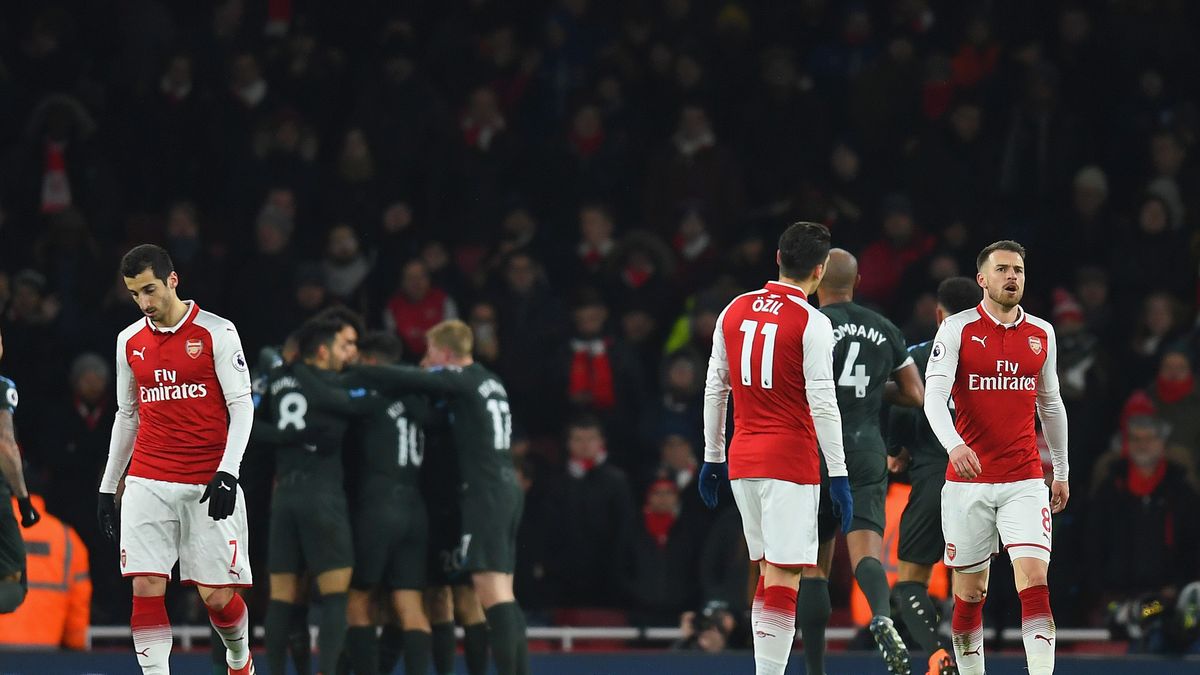 Zdjęcie okładkowe artykułu: Getty Images / Mike Hewitt / Na zdjęciu: piłkarze Arsenalu (na pierwszym planie) i zawodnicy Manchesteru City (w tle)
