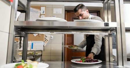 Brak pensji, praca na "okres próbny" i do widzenia. Gastronomia ma się gorzej niż w pandemii