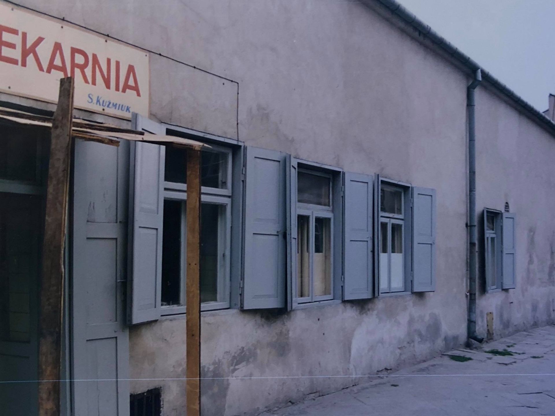 Wejście do sklepu przy ul. Furmańskiej w Lublinie w latach 70. XX wieku. "Mamy klientów, którzy przychodzili do nas wtedy i są z nami do dziś" - czytamy na Facebooku.