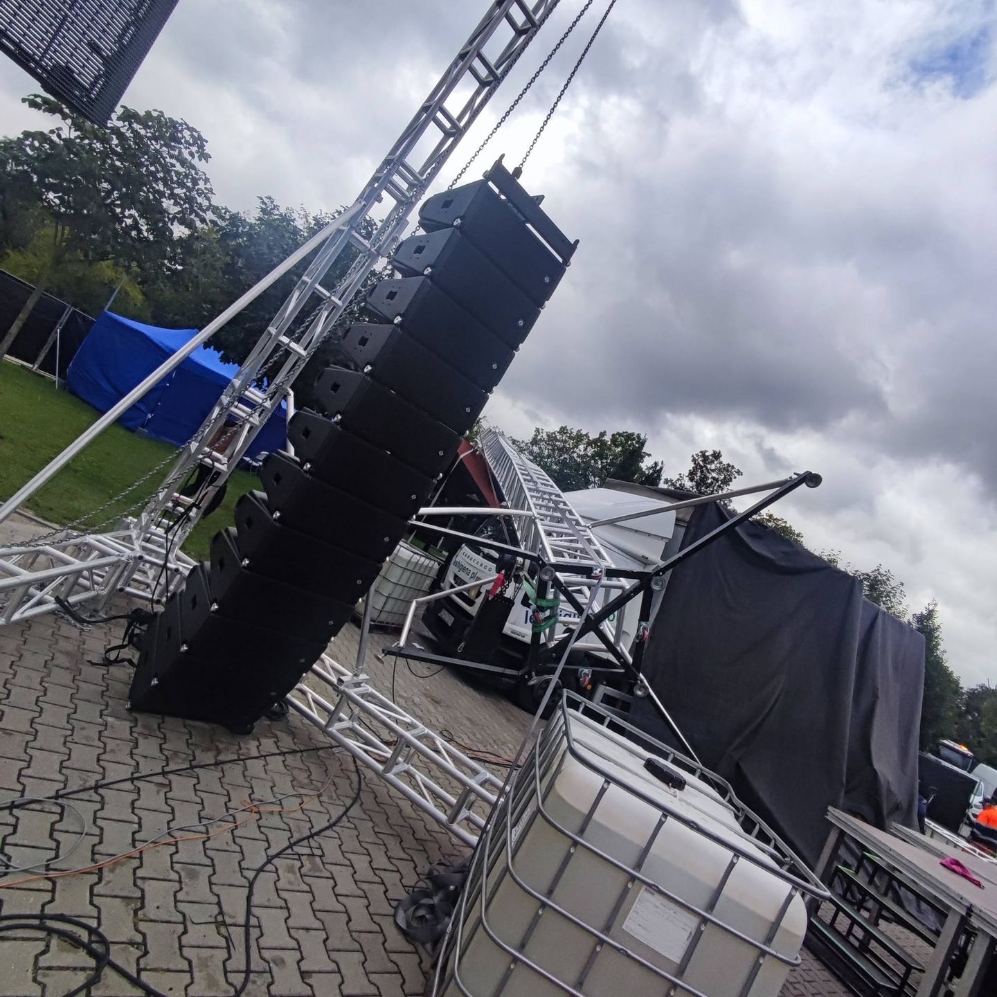 Silny wiatr zniszczył przygotowania do Freshland Festival