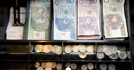 Zbierał porzucone paragony po zakupach. Straty to prawie 13 tys. zł