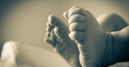 Koszmarne odkrycie w żołądku. Śledczy o skatowanym noworodku