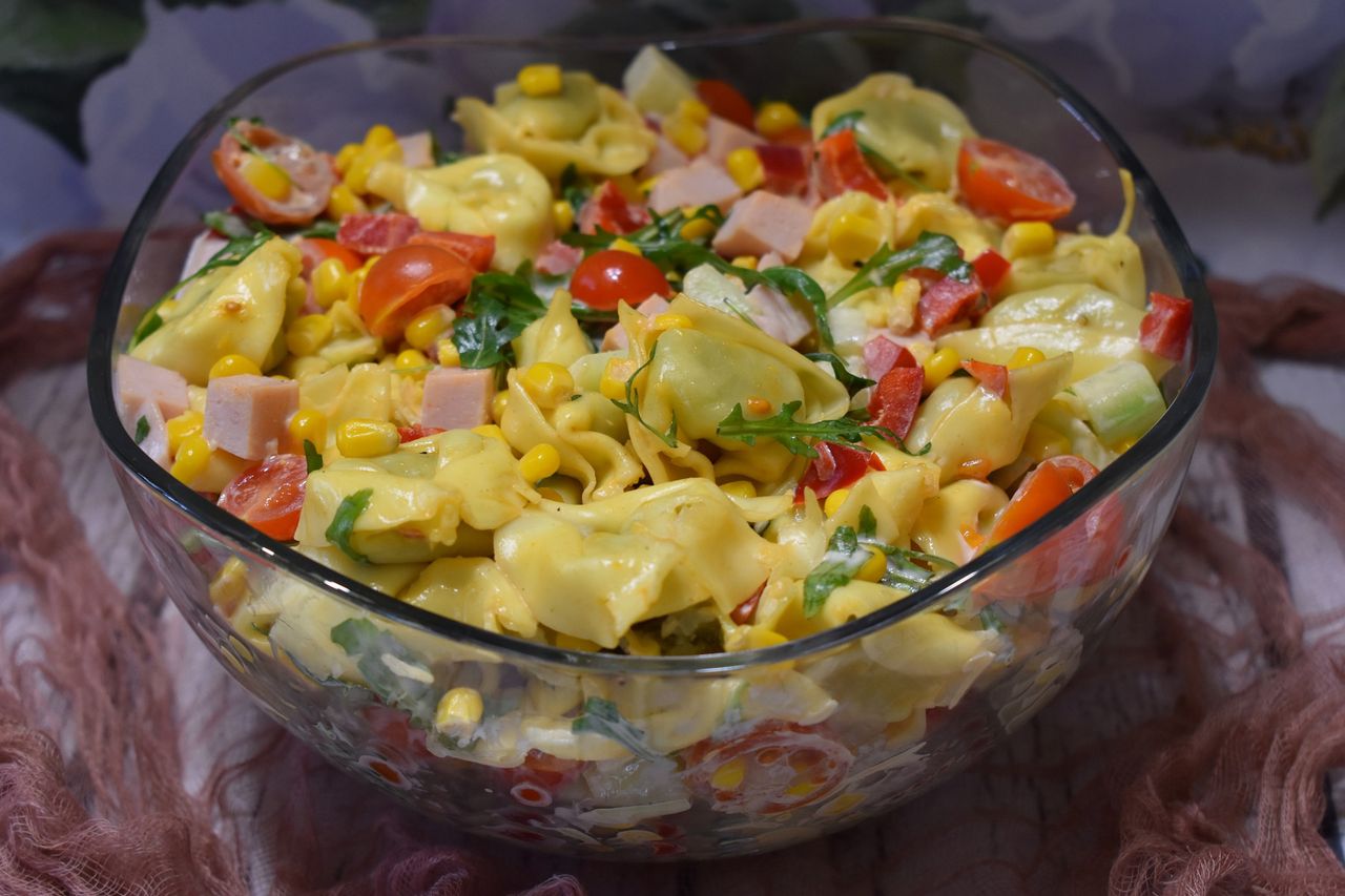 Sałatka z tortelloni. Będzie królować na stole