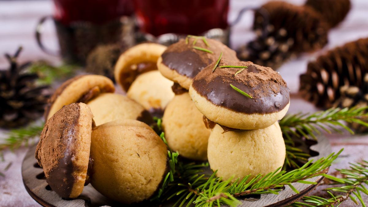 Ciasteczka grzybki pod kapeluszem skrywają kremową niespodziankę