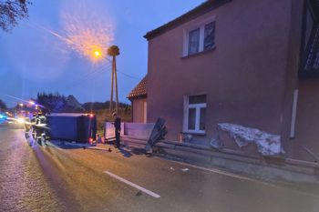 Dąbroszyn: Pijany kierowca volkswagena uderzył w dom