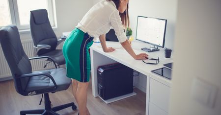 Po cichu pozbywają się ich z firmy. "Patologiczne praktyki"
