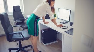 Po cichu pozbywają się ich z firmy. "Patologiczne praktyki"