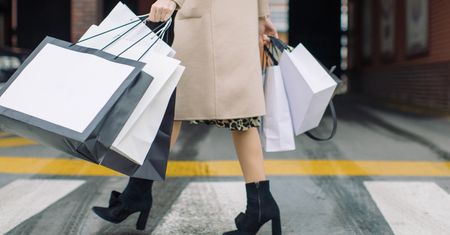 Kowbojki ze złotym czubkiem. Wybór gwiazd, wzorowany na Versace