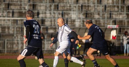 Słupsk: W sporcie nie ma wieku ani granic. Na Stadionie 650-lecia wzmierzyli się Oldboje ze Słupska i Szczecina [ZDJĘCIA]