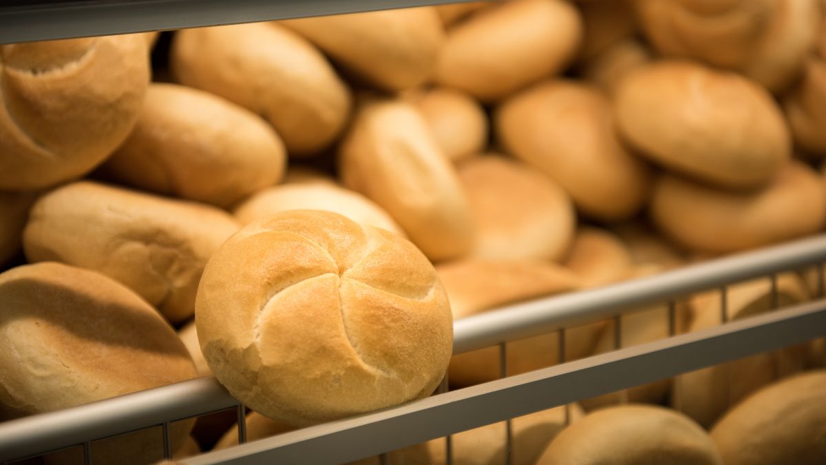 Dotykanie pieczywa w sklepie gołymi rękoma jest niehigieniczne 