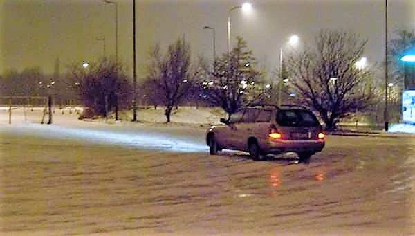 Daewoo Nubira bierze udział w "nielegalnych wyścigach". Zdjęcie robione ziemniakiem