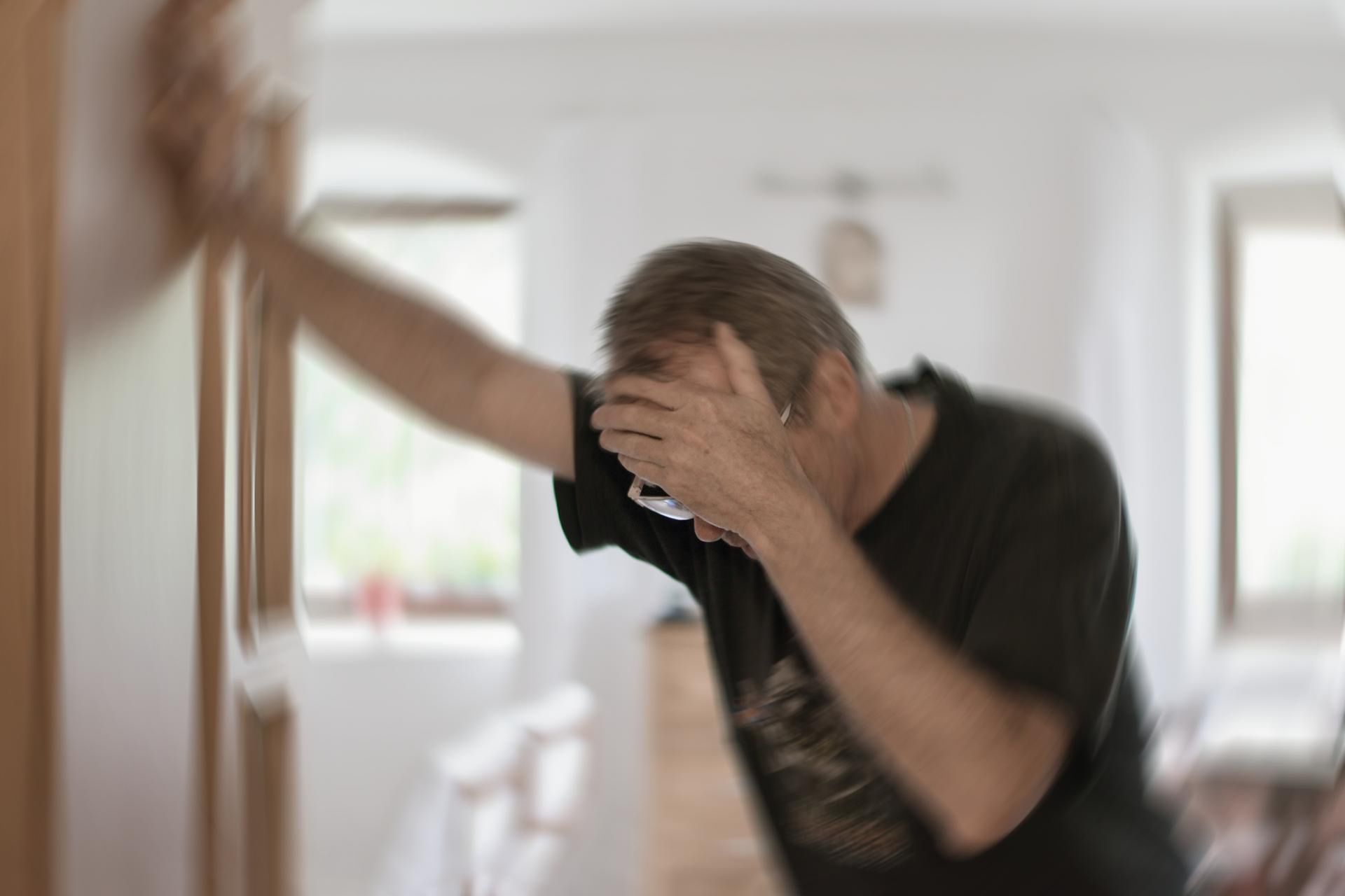 Ostry ból głowy może objawem udaru słonecznego i udaru mózgu