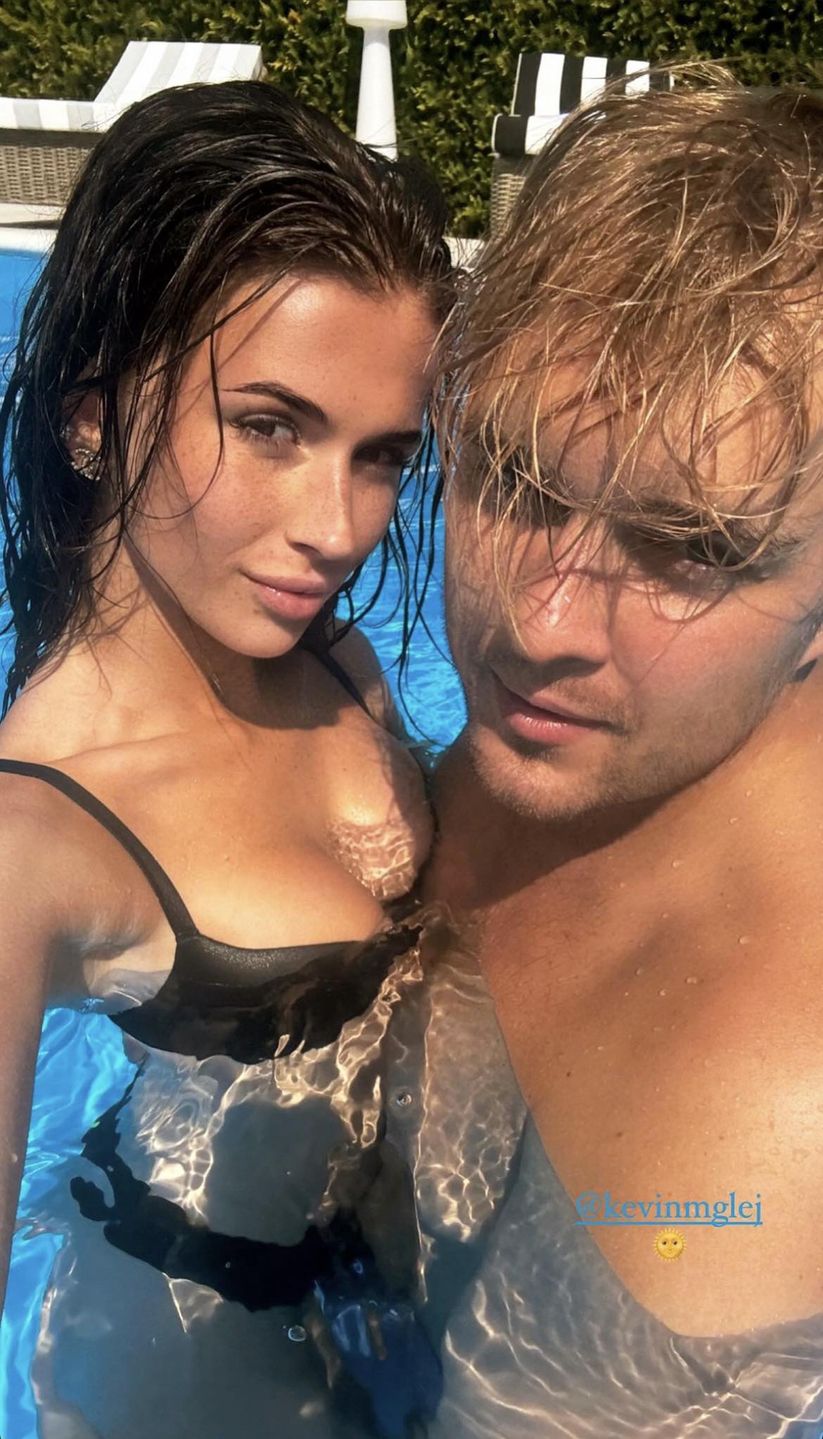 Roksana Węgiel i Kevin Mglej pluskają się w basenie