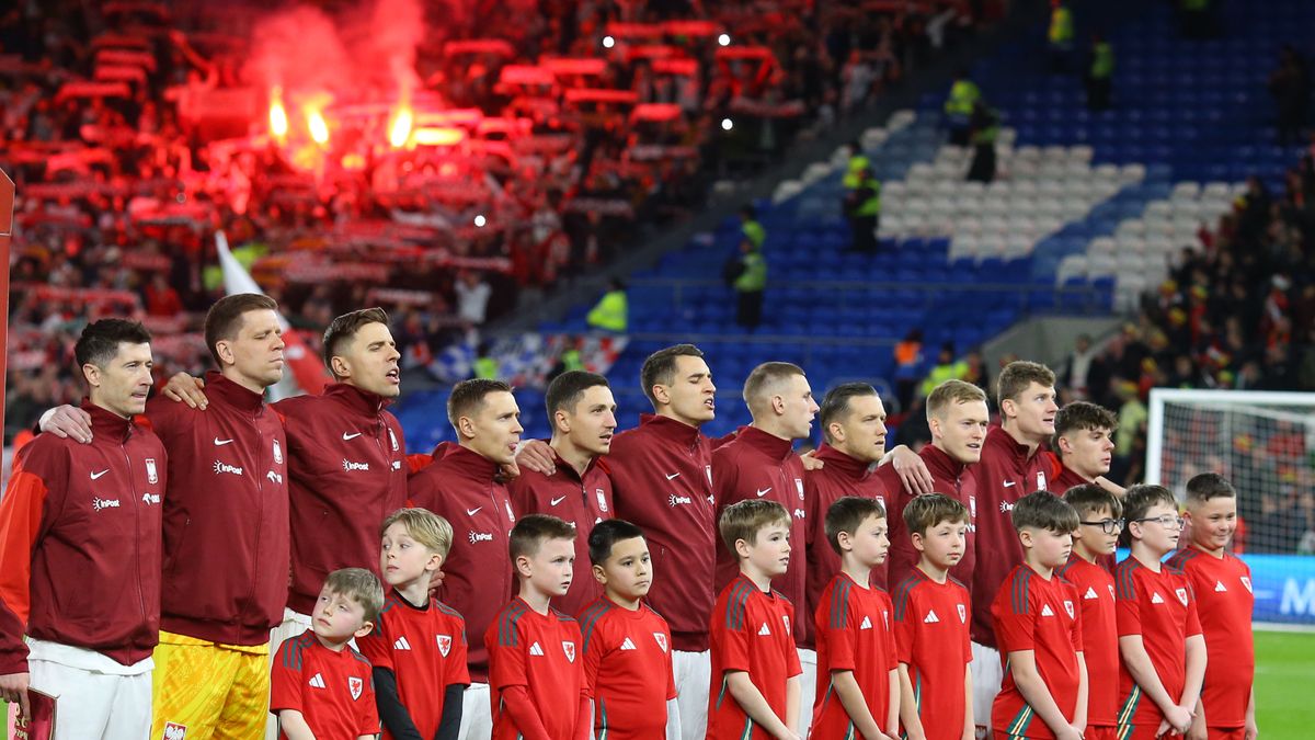 Reprezentanci Polski śpiewają hymn przed meczem z Walią