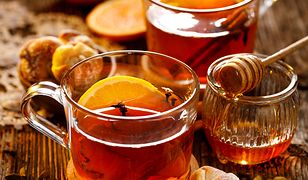 Rozgrzewająca zimowa herbata z miodem i goździkami