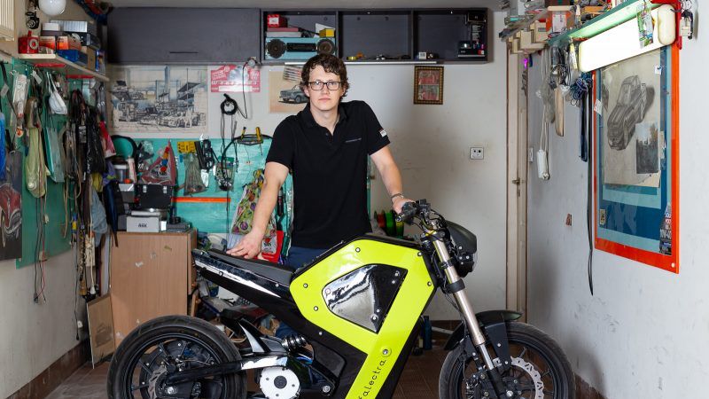 Pierwszy prototyp Falectry wraz z twórcą, Piotrem Krzyczkowskim