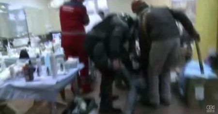 Policja używa broni na ulicach Kijowa, prowizoryczne szpitale