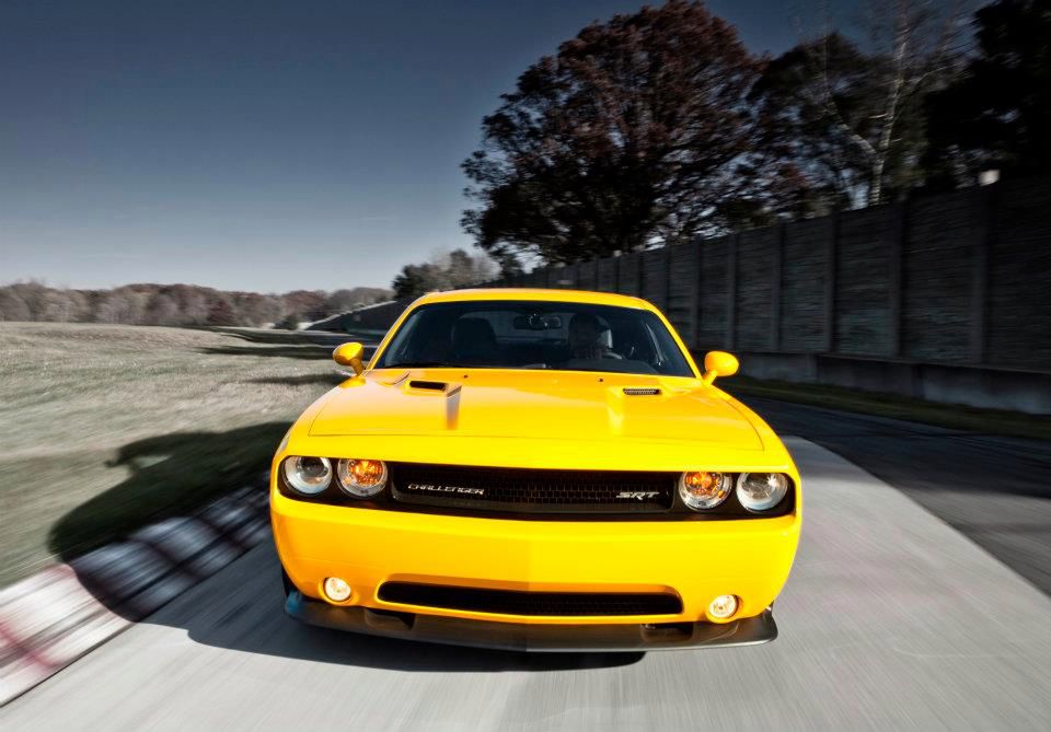 Dodge Challenger w żółtej kurtce na targach w Los Angeles