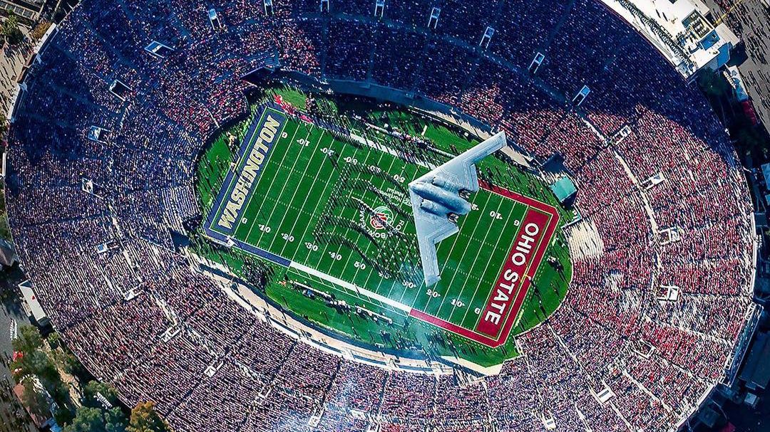 Bombowiec nad stadionem pełnym ludzi. Fotograf miał duże szczęście 1