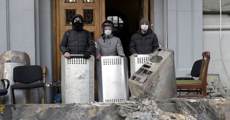 Protesty we Lwowie. Berkut błagał na kolanach
