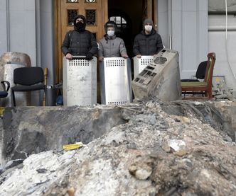 Protesty we Lwowie. Berkut błagał na kolanach