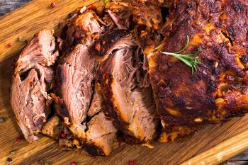 Na rodzinny obiad nie robię kotletów. Stawiam na soczystą pieczeń z chrupiącą skórką