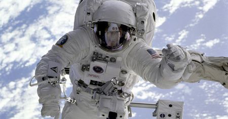 Historyczny powrót. Najstarszy astronauta wrócił na Ziemię