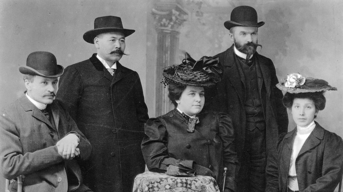 Józef Piłsudski (drugi od prawej) na zdjęciu z 1904 roku