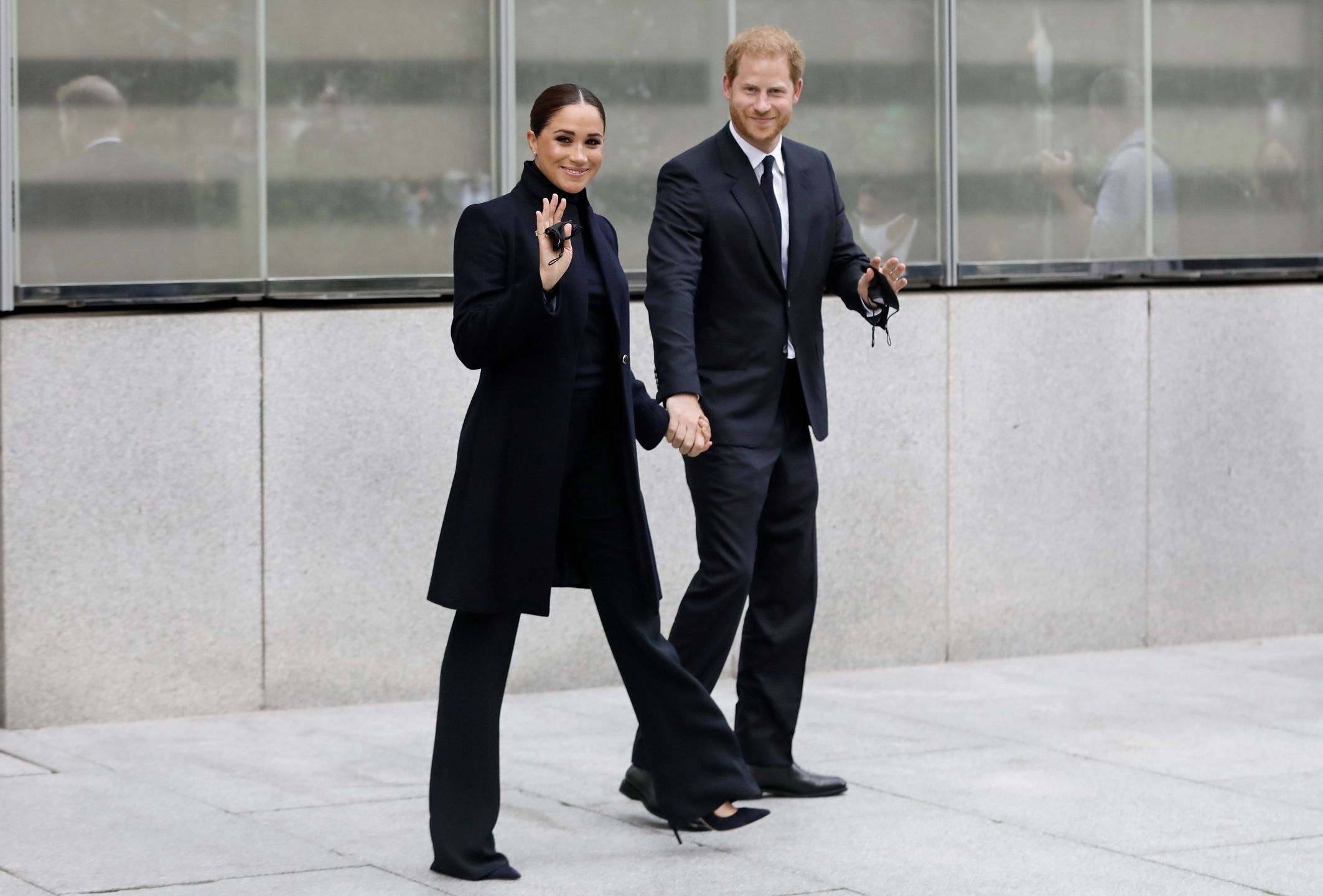 epa09483296 Britain's Prince Harry, Duke of Sussex (R), and his wife Meghan, Duchess of Sussex, depart after posing for photographers in front of the World Trade Center in New York, New York, USA, 23 September 2021. The couple will attend the Global Citizen Concert in Central Park to stress the importance of global vaccine equity to end the coronavirus disease (COVID-19) pandemic.  EPA/Peter Foley 
Dostawca: PAP/EPA.