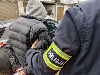 Łęczyca: 35-latek brutalnie pobił 72-latka. Zadawał ciosy i kopał