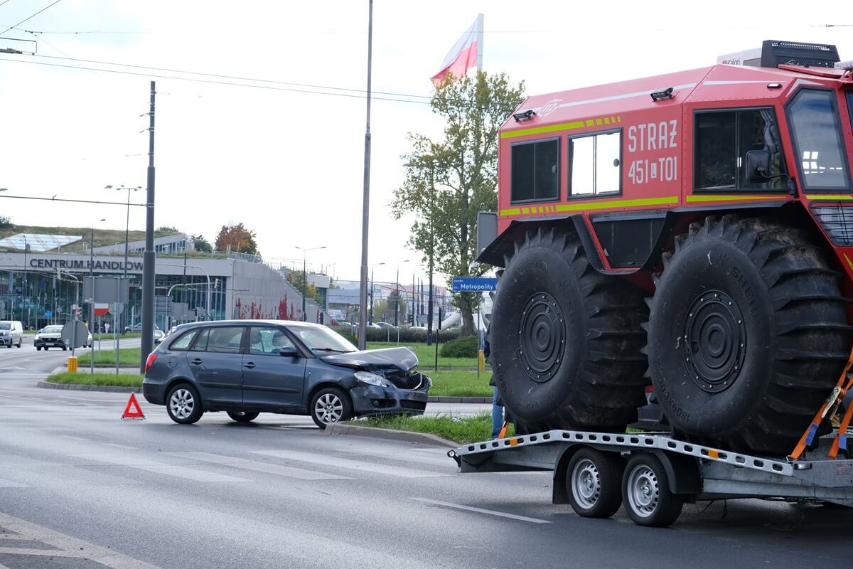Zderzenie skody z kią na rondzie Mohyły