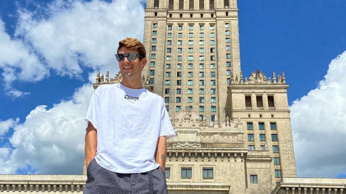 Instagram / Marc Gual na tle Pałacu Kultury i Nauki w Warszawie