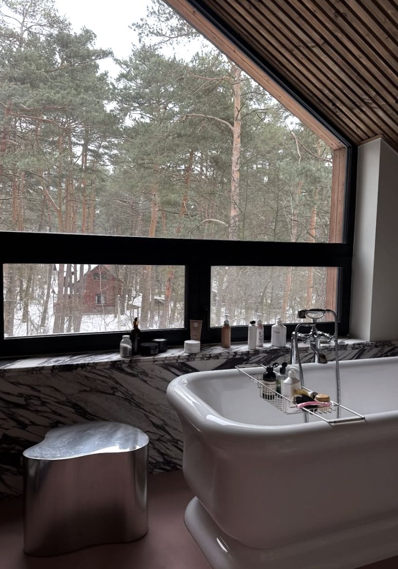 Wanna z widokiem na las w domu Julii Wieniawy