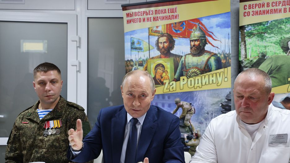 Russian President Vladimir Putin (C) visits the P.V. Mandryka Central Military Clinical Hospital in Moscow, Russia, 29 October 2025. EPA/KRISTINA KORMILITSYNA/SPUTNIK/KREMLIN / POOL MANDATORY CREDIT Dostawca: PAP/EPA.