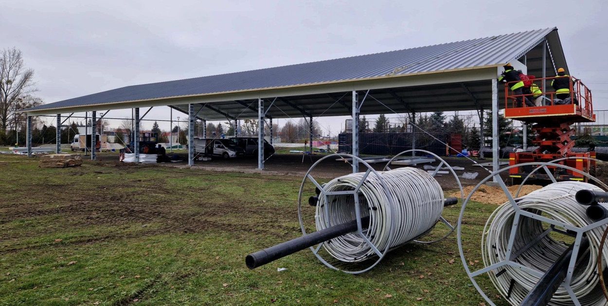 Mielec: Na błoniach powstaje stałe miejskie lodowisko