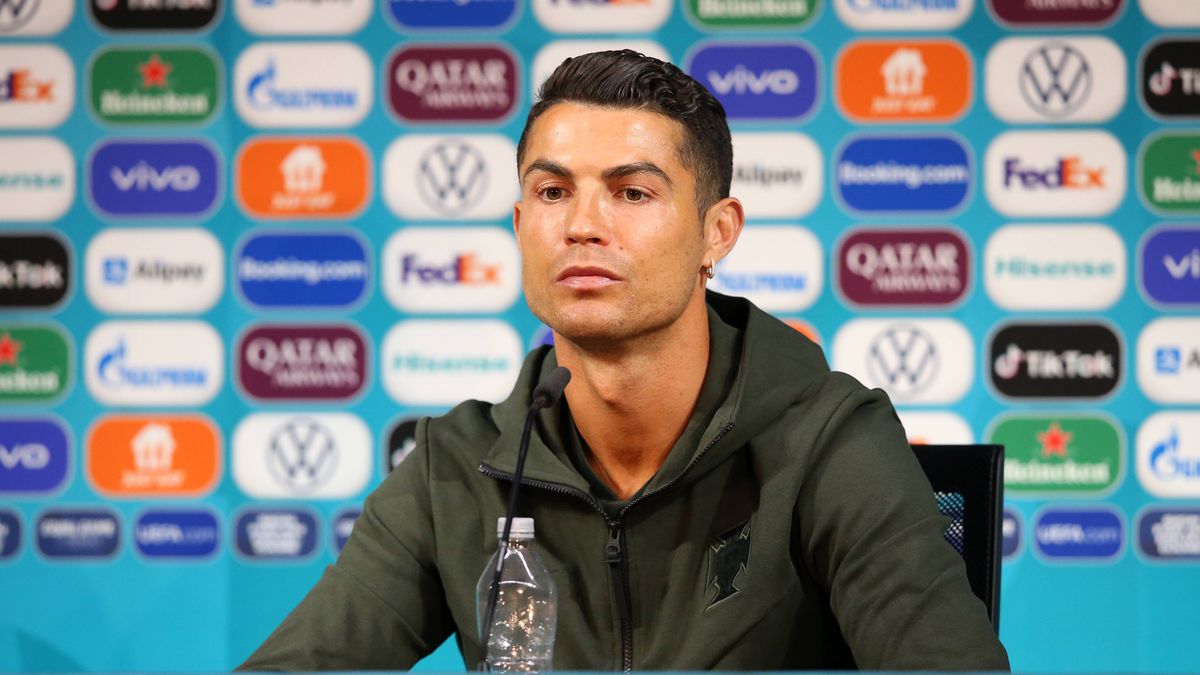 Cristiano Ronaldo zdjął butelki Coca-Coli ze stołu w czasie konferencji prasowej i zachęcił do picia wody.